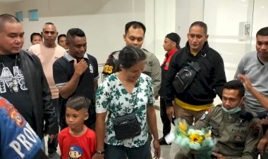 Anggota-Brimob-Polda-NTT-Korban-Penembakan-di-Papua-Tiba-di-Kupang:-Perjalanan-Penuh-Haru
