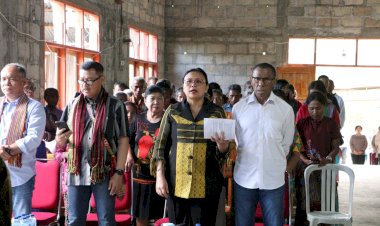 Kapolda-NTT-dan-Ketua-Bhayangkari-Daerah-Ikut-Beribadah-di-Gereja-Imanuel-Noetoko,-Desa-Falas-serta-Beri-Pesan-Kamtibmas