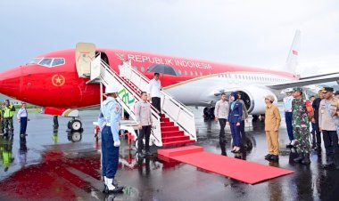 Presiden-Jokowi-Tiba-di-Labuan-Bajo,-Sambut-Hangat-dari-Pejabat-TNI-Polri