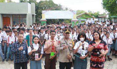 Kapolda-NTT-Apresiasi-Keberanian-Siswa:-Tiga-Pemenang-Tantangan-Bahasa-Inggris-Raih-Handphone