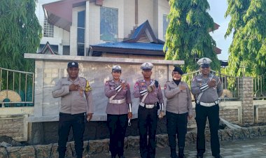 Operasi-Lilin-Turangga:-Anggota-Polda-NTT-Amankan-Ibadah-Minggu-Jelang-Malam-Natal