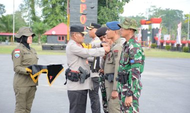 Kapolri-Beri-Penghargaan-Pin-Emas-Kepada-Prajurit-TNI-dan-Anggota-Polri-yang-tergabung-dalam-Satgas-Operasi-Damai-Cartenz-2023