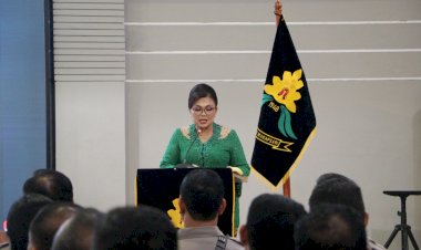 Serahkan-Jabatan-Ibu-Asuh-Polwan-Polda-NTT,-Ny.-Vera-Johni-Asadoma-Minta-Polwan-Jaga-Martabat-dan-Kehormatan-dengan-Berperilaku-Terhormat