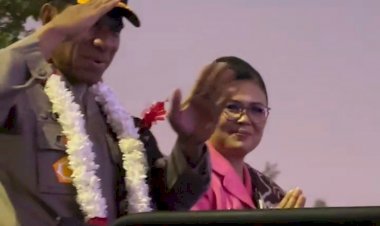 Pelepasan-Dengan-Penuh-Haru:-Irjen-Pol.-Drs.-Johni-Asadoma-Tinggalkan-Polda-NTT-Dengan-Tradisi-Pedang-Pora