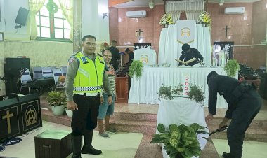 Jajaran-Brimob-Polda-NTT-Lakukan-Sterilisasi-Gereja-Jelang-Peribadatan-Malam-Tahun-Baru-2023