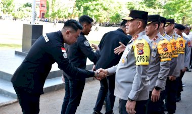 Momentum-Kebersamaan:-Kapolda-NTT-Sambut-Tahun-Baru-2024-dengan-Bersalaman-Dengan-Seluruh-Anggota