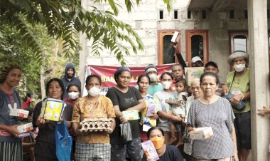 Anggota-Polda-NTT-Angkatan-448-Salurkan-Bantuan-Sosial-ke-Korban-Erupsi-Gunung-Lewotobi-di-Flotim