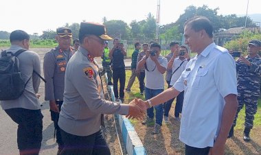 Kapolda-NTT-Tinjau-dan-Akan-Salurkan-Bansos-ke-Pengungsi-Erupsi-Gunung-Lewotobi-di-Flotim