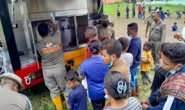 Brimob-Polda-NTT-Berikan-Bantuan-Air-Minum-untuk-Pengungsi-Erupsi-Gunung-Lewotobi-Laki-laki-di-Desa-Boru,-Flores-Timur