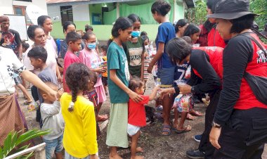 Polwan-Polres-Flores-Timur-Bersinergi-dalam-Kegiatan-Trauma-Healing-Pasca-Erupsi-Gunung-Lewotobi-Laki-Laki