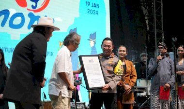 Kapolri-Listyo-Sigit-Prabowo-Dapat-Kenang-kenangan-