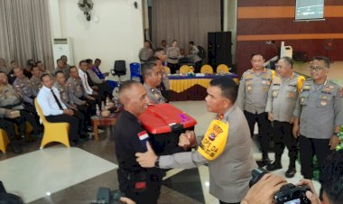 Kapolda-NTT-Berikan-Arahan-Inspiratif-dan-Serahkan-Tali-Asih-kepada-Anggotanya-di-Sikka