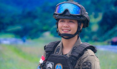 Trauma-Healing,-Polwan-Ops-Damai-Cartenz-2024-Berbagi-Kasih-Bersama-Anak-Anak-Di-Distrik-Kiwirok