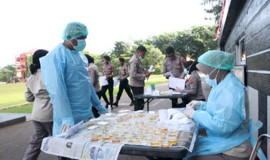 Deteksi-Dini-Narkoba:-Polda-NTT-Lakukan-Pemeriksaan-Urine-Personel