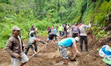 Aksi-Gotong-Royong-Personel-TNI-Polri-dan-Warga-Bersihkan-Material-Longsor-di-Desa-Kolang