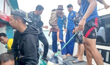 Tim-SAR-Ditpolairud-Polda-NTT-Berhasil-Evakuasi-Penumpang-Selamat-Setelah-Kecelakaan-Kapal-di-Perairan-Kupang