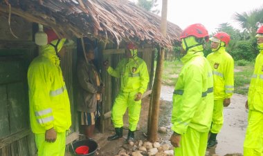Bersama-Masyarakat:-Personel-Ditsamapta-Polda-NTT-Bantu-Penanggulangan-Banjir-Amanuban-Selatan