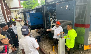Mobil-Water-Gen-Bantu-Korban-Banjir-di-Desa-Oebelo:-Personel-Ditsamapta-Polda-NTT-Bergerak-Cepat