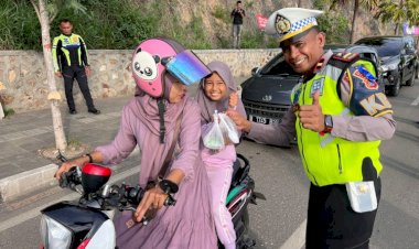 Satlantas-Polres-Manggarai-Barat-Bagikan-Takjil-dan-Beri-Edukasi-Keselamatan-Berlalu-Lintas-di-Labuan-Bajo
