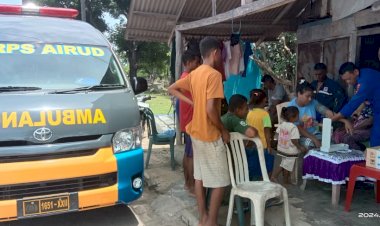 Personel-Ditpolairud-Polda-NTT-Berikan-Bantuan-Kesehatan-dan-Obat-obatan-kepada-Masyarakat-Pesisir-di-Dusun-Salopu