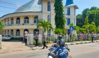 Anggota-SubsatgasKamsel-Ops-Semana-Santa-Turangga-2024-Gelar-Kegiatan-Patroli-Dialogis-di-Gereja-Gereja-Kota-Kupang
