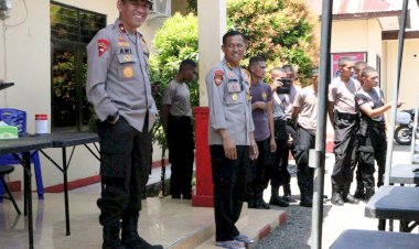 Wakapolda-NTT-Pantau-Lansung-Pelaksanaan-Latihan-Bongkar-Pasang-Senjata-Personel-Ditsamapta-Polda-NTT