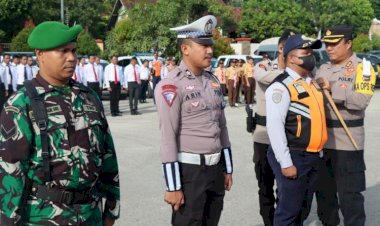 Kapolres-Sumba-Barat-Bacakan-Ikrar-deklarasi-Bersaudara-saat-Pimpin-Apel-Gelar-Pasukan-Ops-Keselamatan-Turangga-2024