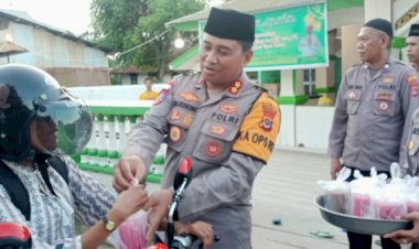 Polres--Menyambut-Berkah-Ramadhan,-Bersama-Bhayangkari-Kapolres-dan-Anggota-Bagikan-Takjil-Gratis-Kepada-Pengendara