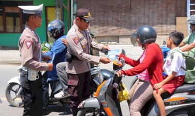 Polres-Sumba-Timur-Sosialisasikan-Keselamatan-Berlalu-Lintas-Di-Hari-Pertama-Operasi-Keselamatan-Turangga-2024.