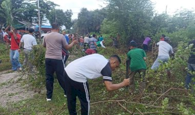 Personil-Polres-Sumba-Timur-Ikut-Giat-Jumat-Bersih-Penanggulangan-DBD-Di-Sumba-Timur.