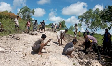 Bhabinkamtibmas-Bersama-Masyarakat-Gotong-Royong-Perbaiki-Jalan-Desa.