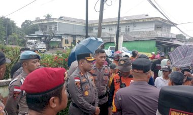 Basah-Kuyup-Diguyur-Hujan-Lebat,-Kapolres-TTU-dan-Anggota-Setia-Amankan-Unjuk-Rasa