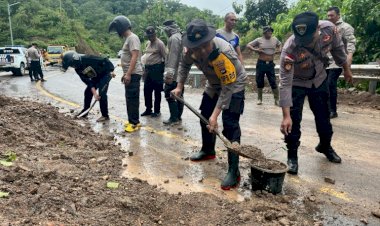 Hujan-Deras,-Kapolres-TTU-dan-Anggota-Turun-Bersihkan-Material-Longsor