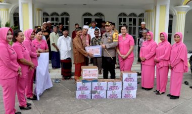 Ramadhan-Berbagi,-Kapolres-Ende-Bersama-Ketua-Bhayangkari-Sambangi-Masjid-yang-Ada-di-Kabupaten-Ende