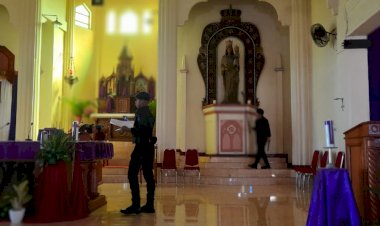 Satbrimob-Detasemen-Gegana-Polda-NTT-Lakukan--Deteksi-dan-Sterilisasi-Gereja-Reinha-Rosari-Larantuka