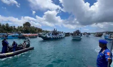 Personel-Ditpolairud-Polda-NTT-Bersama-KRI-ESCOLAR-871-Amankan-Prosesi-Laut-Patung-Tuan-Meninu