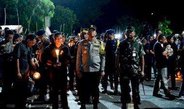 Kapolda-NTT-Terjun-Langsung-dalam-Pengamanan-Prosesi-Jumat-Agung-Mengelilingi-Kota-Larantuka