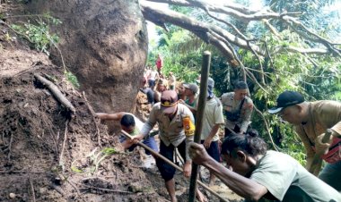 Solidaritas-Tangani-Bencana:-Polisi-dan-Warga-Bersatu-Bersihkan-Material-Longsor-di-Kuwus-Barat