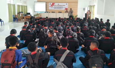 Anggota-Ditbinmas-Polda-NTT-Sosialisasikan-Penanggulangan-Intoleransi,-Radikalisme,-dan-Terorisme-kepada-Pelajar-SMK-Negeri-4-Kupang