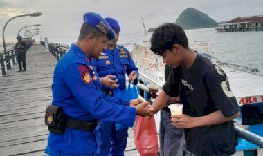 Anggota-Ditpolairud-Polda-NTT-Bagikan-Takjil-untuk-Berbuka-Puasa-kepada-Masyarakat-Nelayan-Pesisir