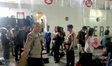 Anggota-Ditpolairud-Amankan-Arus-Mudik-Lebaran-di-Pelabuhan-Tenau-Kota-Kupang
