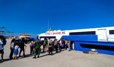 Polsubsektor-Pelabuhan-Tenau-Kupang,-Amankan-Arus-Mudik-Gratis-Menuju-Pulau-Rote