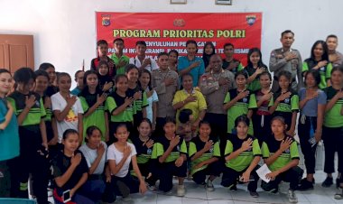 Anggota-Ditbinmas-Polda-NTT-Sosialisasi-Penanggulangan-Intoleransi,-Radikalisme,-dan-Terorisme-di-SMK-Wira-Karya-Kota-Kupang