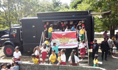 Anggota-Satbrimob-Polda-NTT-Gelar-Bhakti-Sosial-di-SD-Negeri-Oefafi