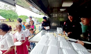 Satbrimob-Polda-NTT-Gelar-Bakti-Sosial-di-SDN-Oeseu:-Makan-Gratis,-Layanan-Kesehatan,-dan-Air-Bersih-untuk-Warga
