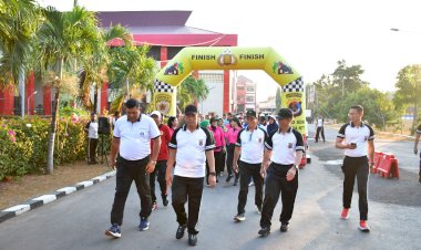 Kapolda-NTT-Irjen-Pol.-Daniel-Tahi-Monang-Silitonga-Pimpin-Kegiatan-Olahraga-Bersama-TNI-Polri-dalam-Peringatan-Hari-Bhayangkara-ke-78-Tahun-2024