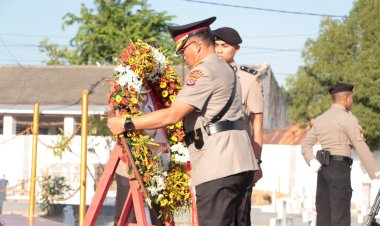 Polda-NTT-Memperingati-Hari-Bhayangkara-ke-78-dengan-Tabur-Bunga-di-TMP-Darma-Loka