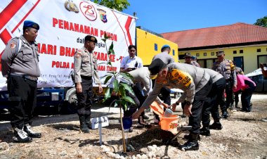 Kapolda-NTT,-Irjen-Pol.-Daniel-Tahi-Monang-Silitonga,-S.H.,-M.A.,-Memimpin-Kegiatan-Penanaman-Pohon-di-Kecamatan-Semau-Kabupaten-Kupang