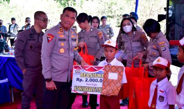 Kapolda-NTT-Berikan-Beasiswa-kepada-10-Pelajar-Berprestasi