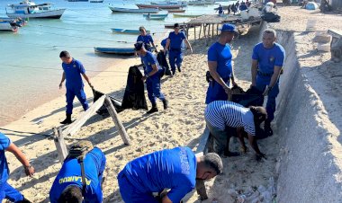 Dirpolairud-Polda-NTT-Pimpin-Aksi-Bersih-Pantai-Tablolong-Bersama-Warga